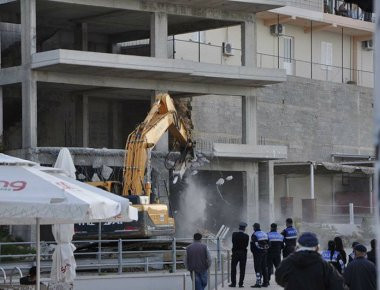 Συνεχίζει ο Έντι Ράμα τις κατεδαφίσεις στην Χειμάρρα παρά την απαγόρευση από την αλβανική Δικαιοσύνη (βίντεο) (upd)